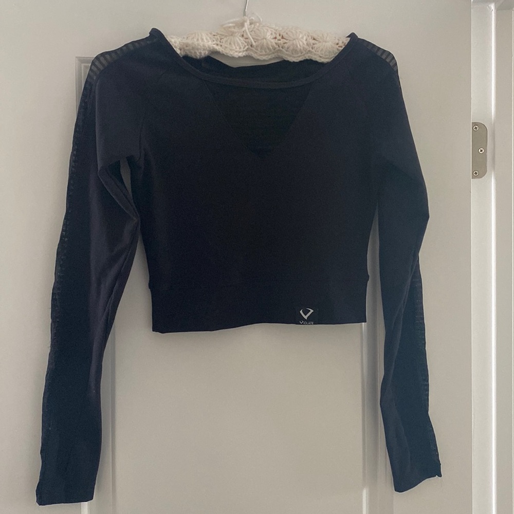 Black long sleeve athletic crop top